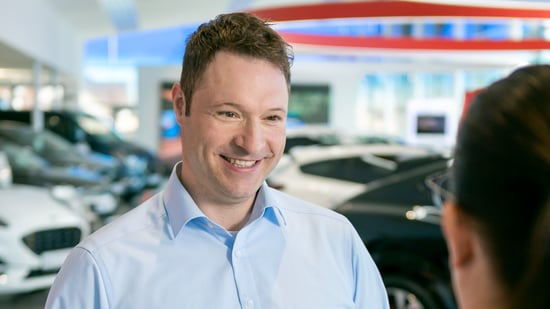 Tobias Theiß trägt Hörgeräte von Neusehland
