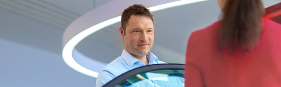 Tobias Theiß trägt Hörgeräte von Neusehland