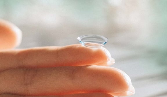 Kontaktlinsen_gegen_eine_beschlagene_Brille_mobile