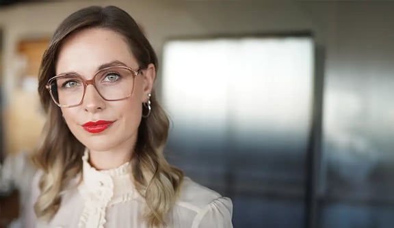 Marleen traegt eine Brille von Andy Wolf