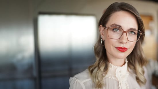 Marleen traegt eine Brille von Andy Wolf