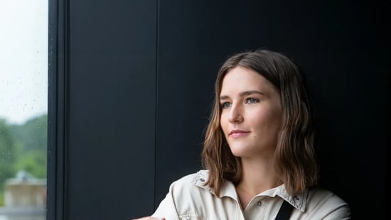Mona trägt Kontaktlinsen von Neusehland