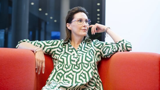 Inka traegt Gleitsichtbrille