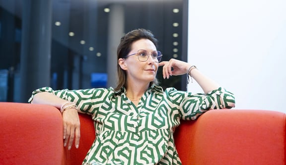 Inka traegt Gleitsichtbrille
