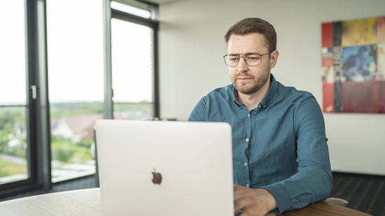 Johann Sitner traegt eine PC-Brille