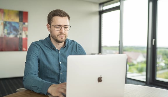 Johann Sitner traegt eine PC-Brille
