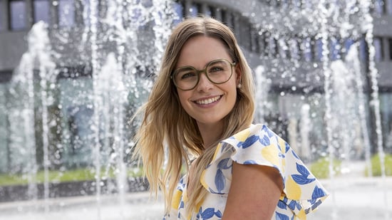 Marleen trägt eine trendige Brille von Neusehland