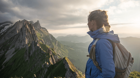 Frau wandert in den Bergen
