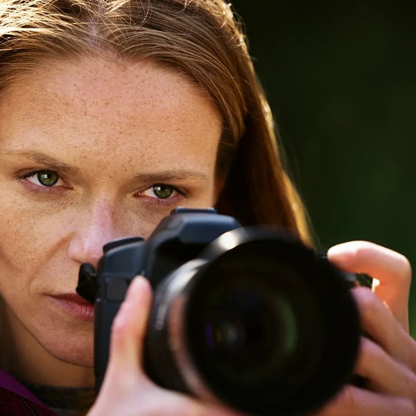 Frau fotografiert mit einer Spiegelreflexcamera