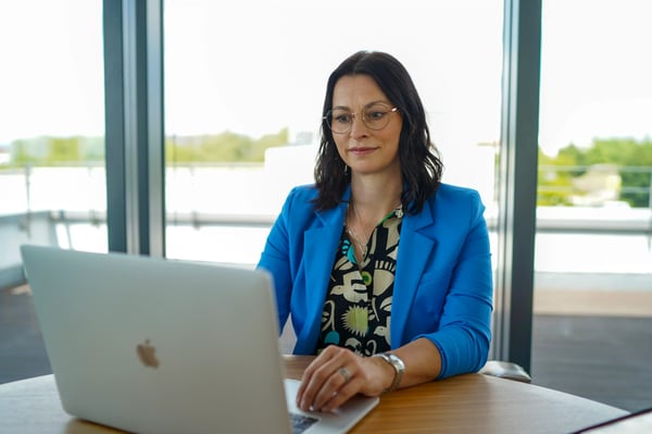 Ulrike Martschin traegt eine Arbeitsplatzbrille von Neusehland