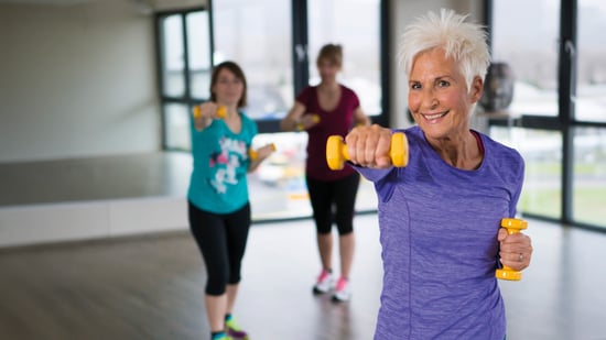 Drei Frauen mittleren Alters trainieren mit Kurzhanteln