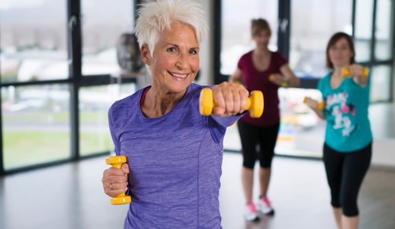 Drei Frauen mittleren Alters trainieren mit Kurzhanteln