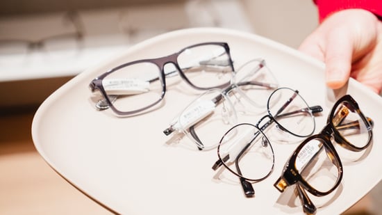 Eine Brillenauswahl aus vier Brillenfassungen präsentiert auf einem Tablett