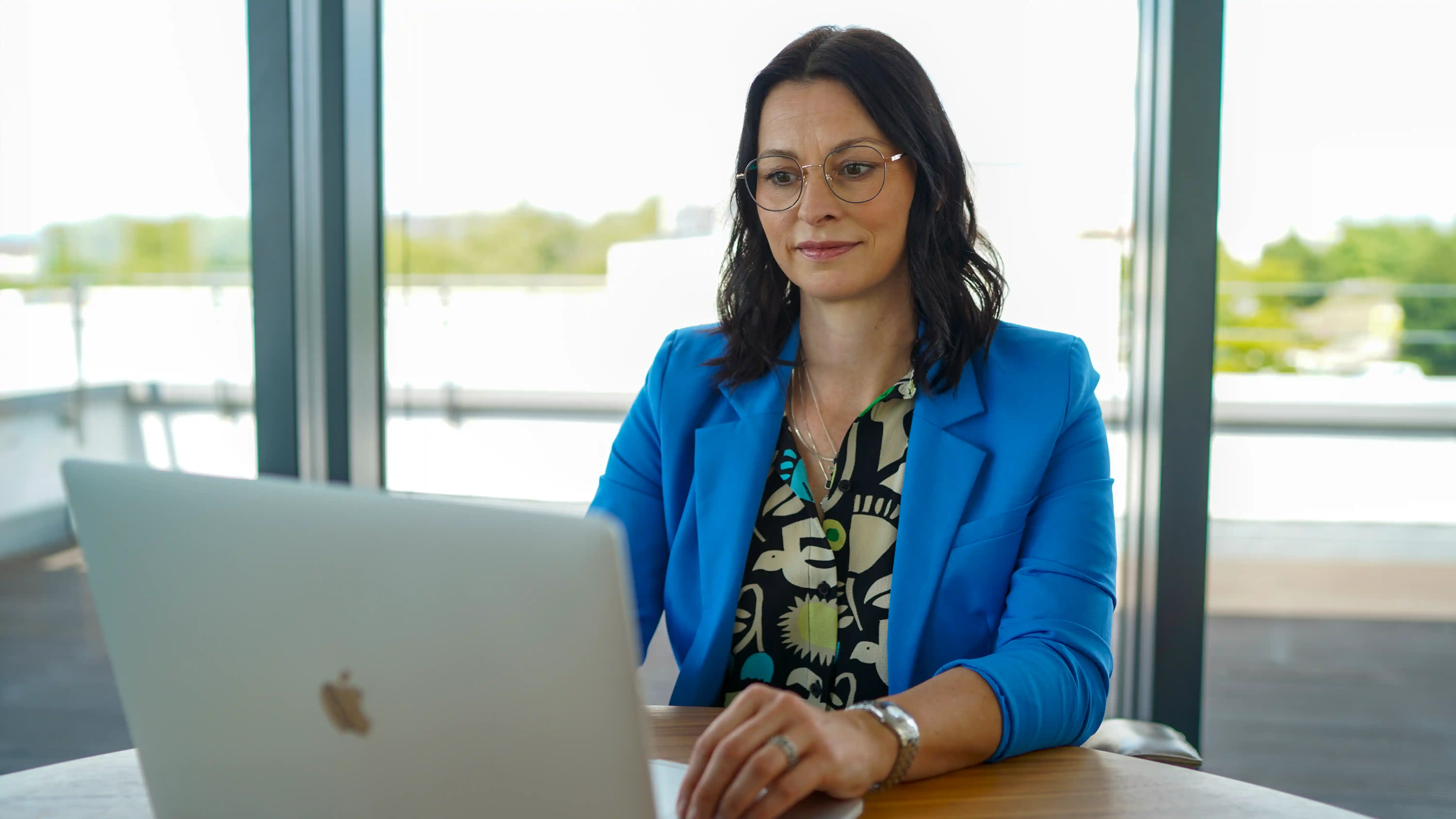 Ulrike Martschin traegt eine Arbeitsplatzbrille von Neusehland